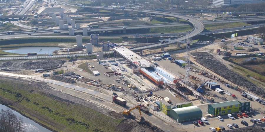 Bericht Een viaduct bouwen over een snelweg waarop verkeer rijdt? bekijken
